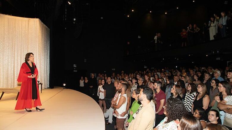 Neste fim de semana, Beth Goulart ganha carinho do filho e da neta na estreia de “Simplesmente Eu, Clarice Lispector” no Teatro Clara Nunes, RJ