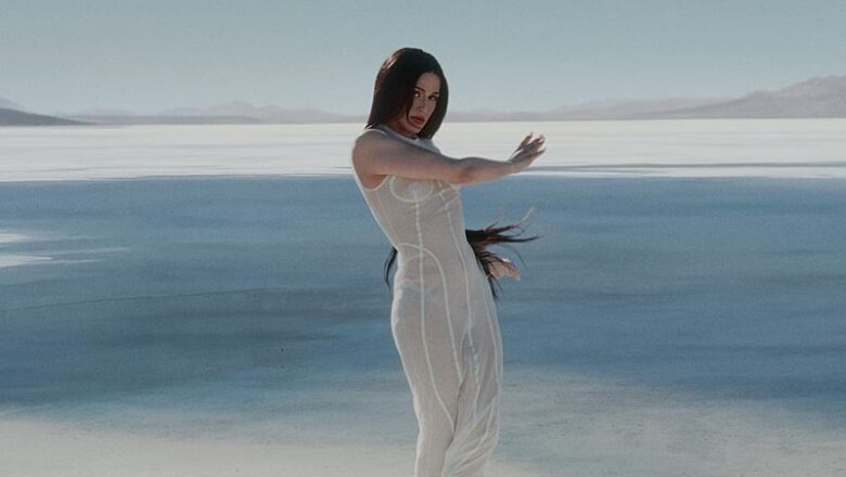 Arca retorna com um novo single duplo, “Puta / Sola”