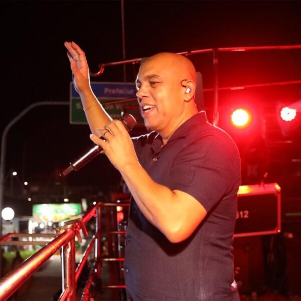 Em São Félix do Coribe, Sandro Nazireu faz a festa no aniversário do município