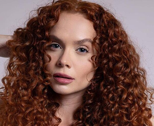 Mariana Palombo celebra novos projetos e lançamento de “Aura”, sua mais recente música