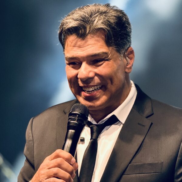 Maurício Mattar apresenta a turnê “Nada Apaga Essa Paixão” em Barra do Garças (MT)