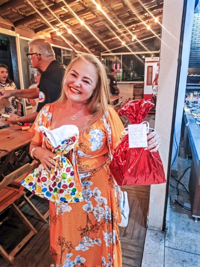 Lurdinha celebra seus 59 anos em grande estilo no badalado Bar ‘’Tô Chegando’’ em Vila Velha