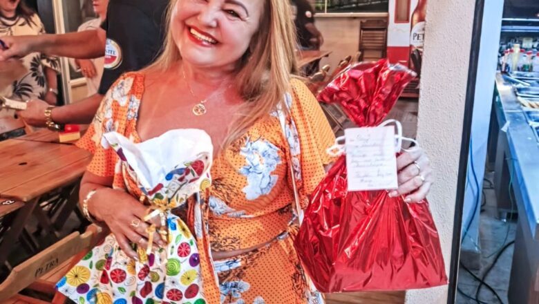 Lurdinha celebra seus 59 anos em grande estilo no badalado Bar ‘’Tô Chegando’’ em Vila Velha