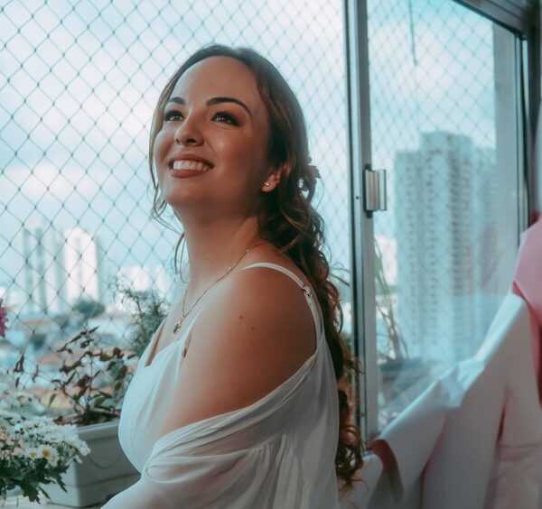 Julia Freitas lança “Presente”, single espiritualizado que nos convida ao aqui e agora