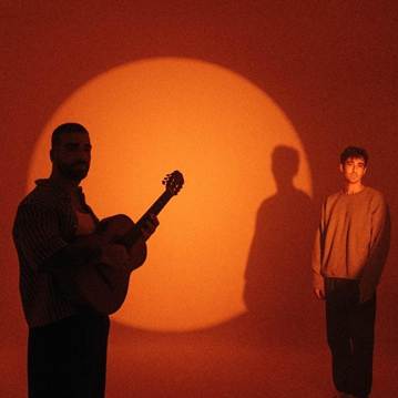OUTROEU está de volta com seu novo single, “Viver de Carinho”