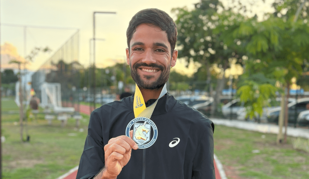 Brasileiro que virou destaque mundial por não abandonar corredor durante maratona nos EUA ganha a parceria de Rexona