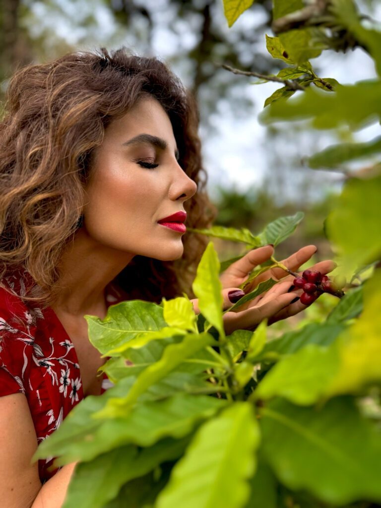 Paula Fernandes lança videoclipe de “Paixão de Mulher”, trilha sonora da novela “Café com Aroma de Mulher”