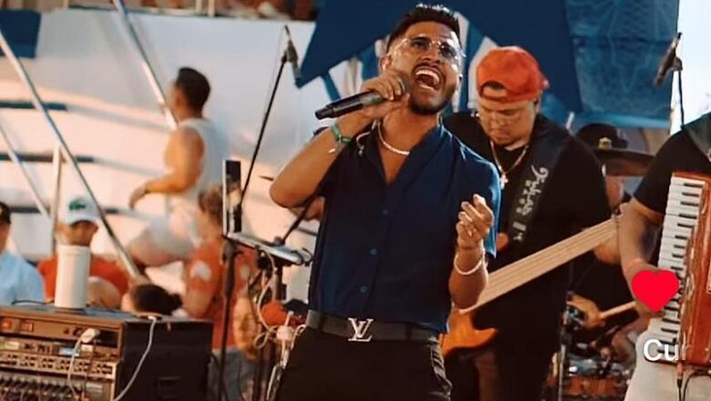 Daniel Trindade agitou a Caravana Parintins Rio Fest a bordo de barco rumo à festa tradicional no Amazonas