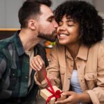 Dia dos Namorados: 12 ideias de presentes criativos, afetivos e conscientes para quem ama de verdade (e pensa fora da caixa)