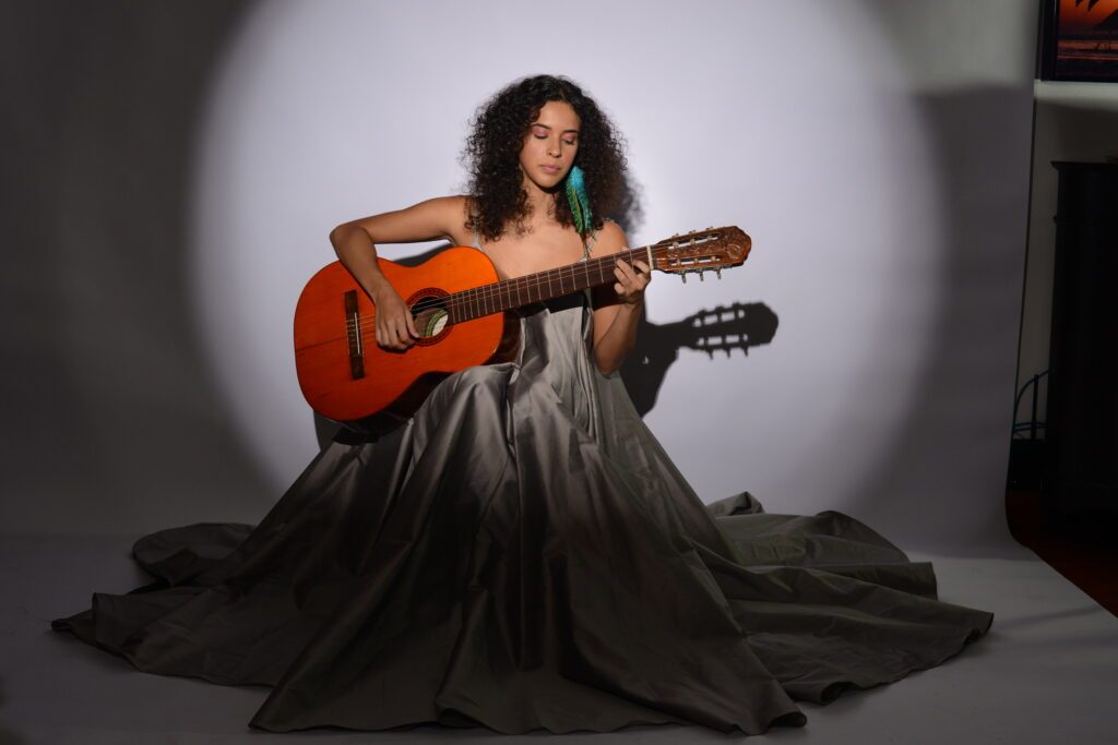 Cantora Clariá homenageia mulheres da MPB com o show itinerante 'Cantoras do Rádio', com repertório de várias décadas