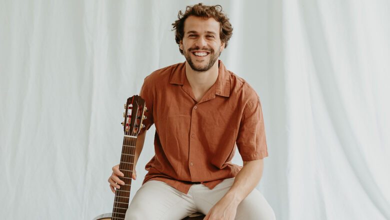 Theo Bial lança álbum e faz turnê no Japão