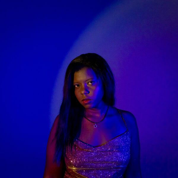 Duda Santos aborda vulnerabilidade emocional em novo videoclipe de “Não Quero Voltar”