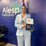 Psicóloga Juliana Moura recebe título de Diplomata Civil Humanitária Internacional na Alesp
