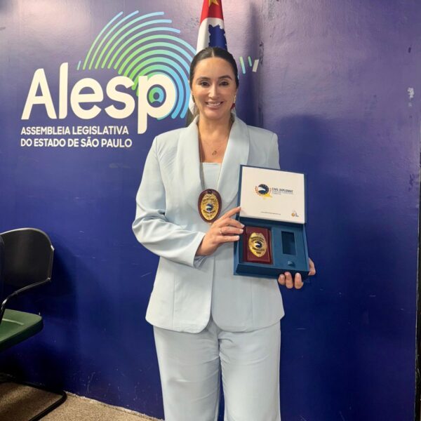 Psicóloga Juliana Moura recebe título de Diplomata Civil Humanitária Internacional na Alesp