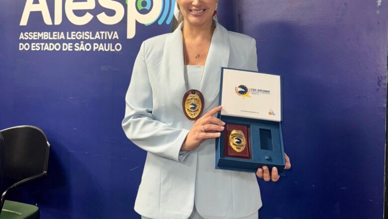 Psicóloga Juliana Moura recebe título de Diplomata Civil Humanitária Internacional na Alesp