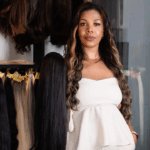 Simoni Santos é referência nacional em mega hair e comanda um dos estúdios mais prestigiados de Santa Catarina