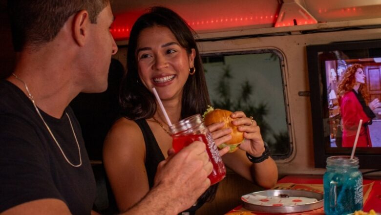 Amor, filme e hambúrguer: Barney’s Burger promove sessões de cinema romântico no Dia dos Namorados
