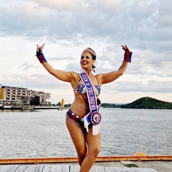 Rainha da Bateria e Embaixadora do Samba: Mariana Peraca leva a cultura brasileira à Noruega e à Europa.