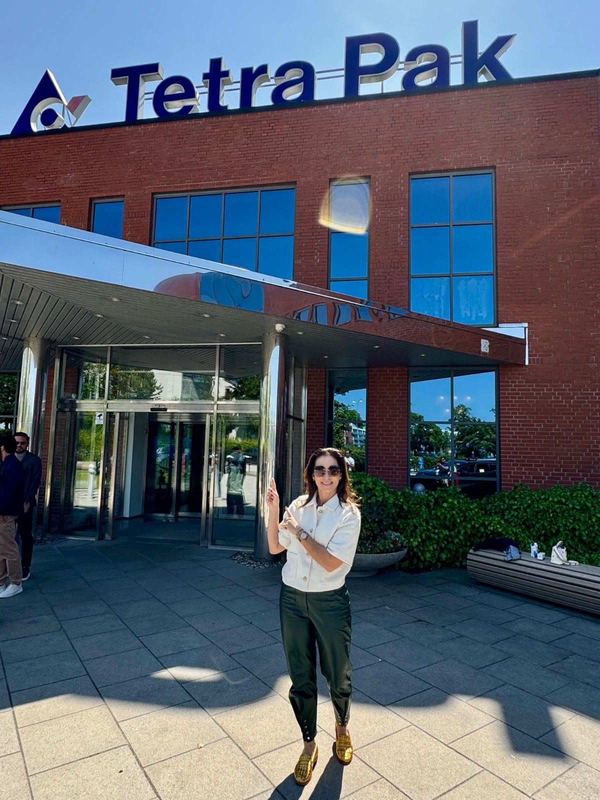 A empresária Renata César visitou a sede da Tetra Pak, em Lund, na Suécia, durante viagem de negócios por países escandinavos.