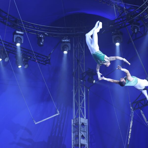 ​Mirage Circus realiza sessão solidária e arrecada mais de 1.300 peças em apoio às vítimas das chuvas em Porto Alegre