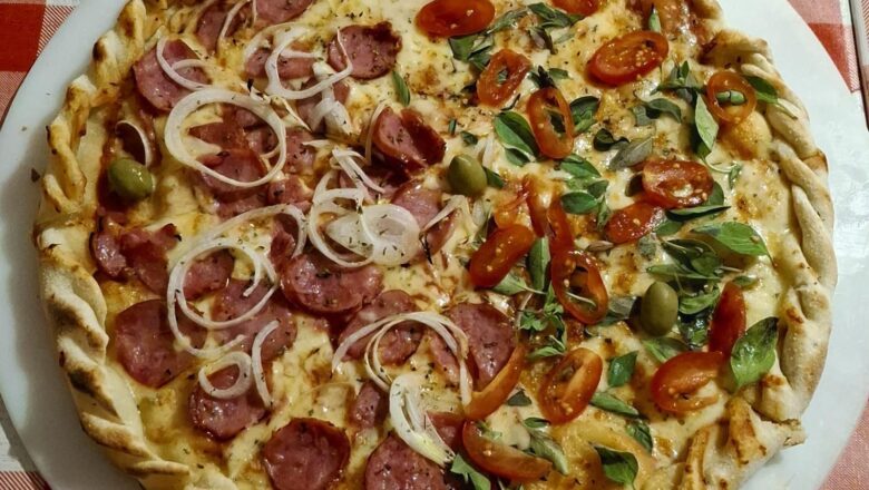 Pizza da Praça une memória urbana e gastronomia com nova ambientação