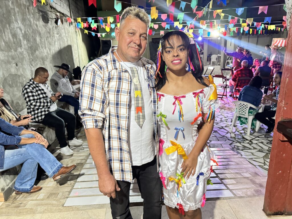 Festa Julina: Casal Romildo e Mayra Recebem Amigos em Noite de Emoção e Músical
