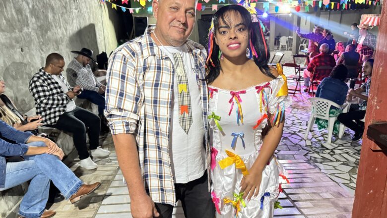 Festa Julina: Casal Romildo e Mayra Recebem Amigos em Noite de Emoção e Músical
