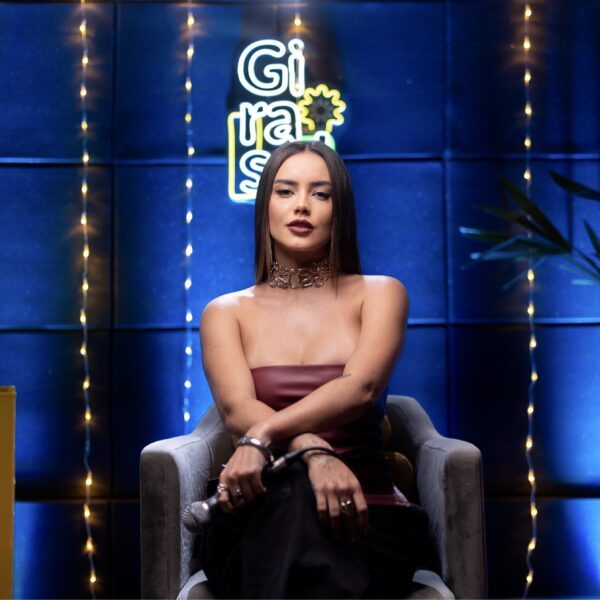 Com apoio de Whindersson Nunes, Júlia Rezende estreia projeto musical no YouTube