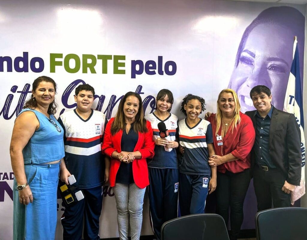 Alunos da UMEF Alger Ribeiro visitam gabinete da Deputada Janete de Sá e mergulham no universo político capixaba