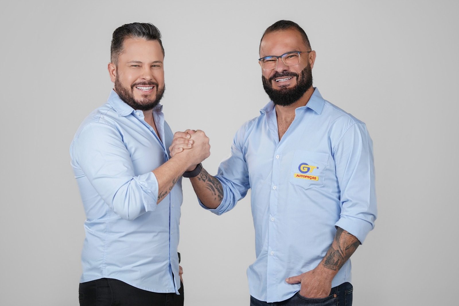 Foto - Da esquerda para a direita, os sócios da GT Autopeças, Acássio e Giovanni - Crédito Geraldo Júnior - Inedita fotografia