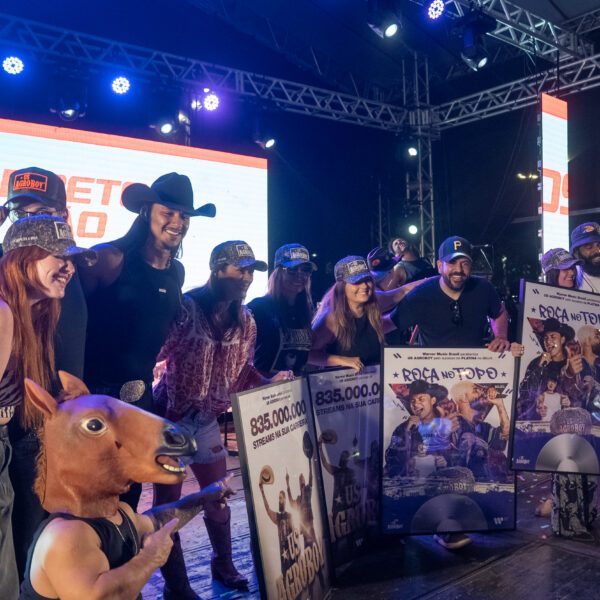 Us Agroboy estreiam na Festa do Peão de Barretos e ficam até amanhecer no palco