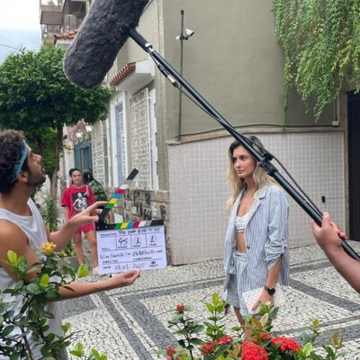 Carolina emociona como protagonista de websérie com romance LGBTQIAPN+ e conquista público no YouTube