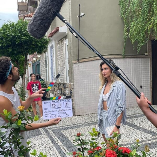 Carolina emociona como protagonista de websérie com romance LGBTQIAPN+ e conquista público no YouTube