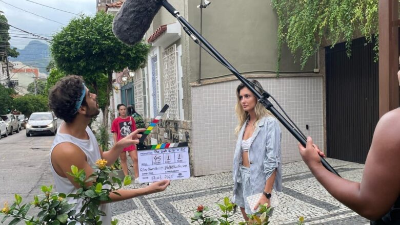 Carolina emociona como protagonista de websérie com romance LGBTQIAPN+ e conquista público no YouTube