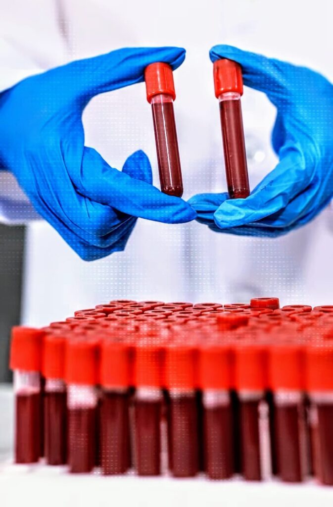 Japão desenvolve sangue artificial compatível com todos os tipos sanguíneos: revolução médica pode chegar aos hospitais até 2030