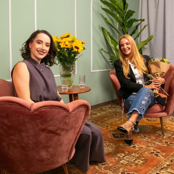 “Não Tenha Medo de Ser Feliz”: Paula Frascari inspira com relatos de liberdade, carreira e novos papéis no Podcast “Que Não Saia Daqui”