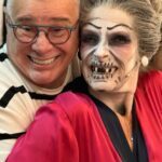 Rosana Penna: a arte de se reinventar em cena com Beetlejuice