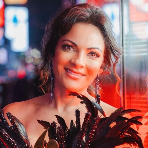 Jaqueline Chaves conquista reconhecimento em premiação no Hard Rock Café New York