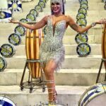Rainha de Bateria Carla Prata brilha em festa de final de samba de enredo da Acadêmicos do Tucuruvi