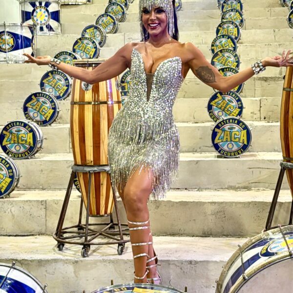 Rainha de Bateria Carla Prata brilha em festa de final de samba de enredo da Acadêmicos do Tucuruvi