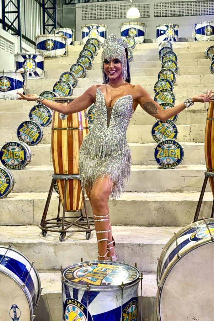 Rainha de Bateria Carla Prata brilha em festa de final de samba de enredo da Acadêmicos do Tucuruvi