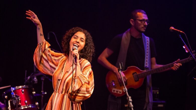 Clariá retorna com o show “Cantoras da Rádio”, uma homenagem às mulheres da MPB, no Teatro Henriqueta Brieba, no dia 25 de setembro