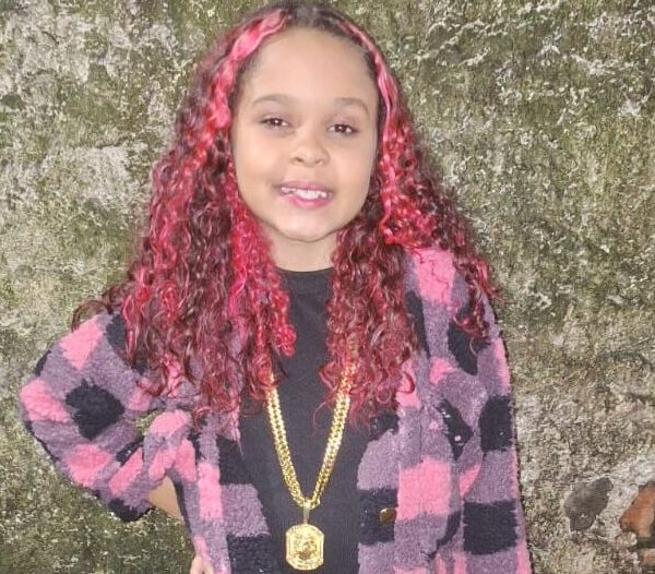 MC Sarinha: Afilhada de Mc Sabrina é a nova voz infantil que encanta o Morro do Urubu