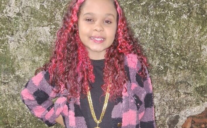 MC Sarinha: Afilhada de Mc Sabrina é a nova voz infantil que encanta o Morro do Urubu