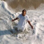 Sucesso nas redes, Emmano saúda Iemanjá e mergulha em nova fase espiritual com o single “Rainha do Mar”