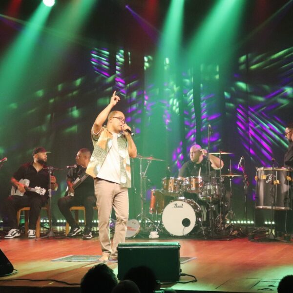 Thiago Cordeiro lança projeto “Se Permita” com casa lotada no Teatro Armando Gonzaga