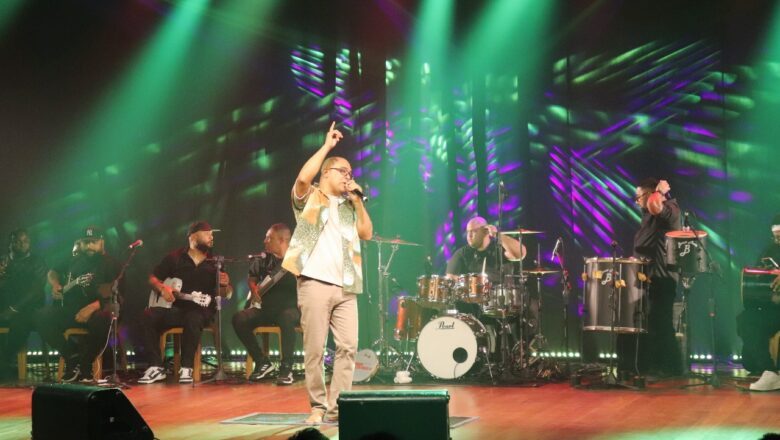 Thiago Cordeiro lança projeto “Se Permita” com casa lotada no Teatro Armando Gonzaga