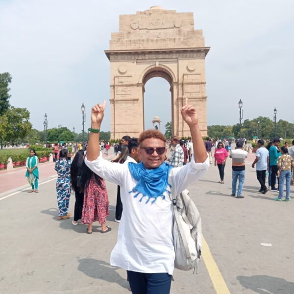 Após missão humanitária em Orissa, Thiago Lisboa mergulha na cultura histórica de Nova Délhi.