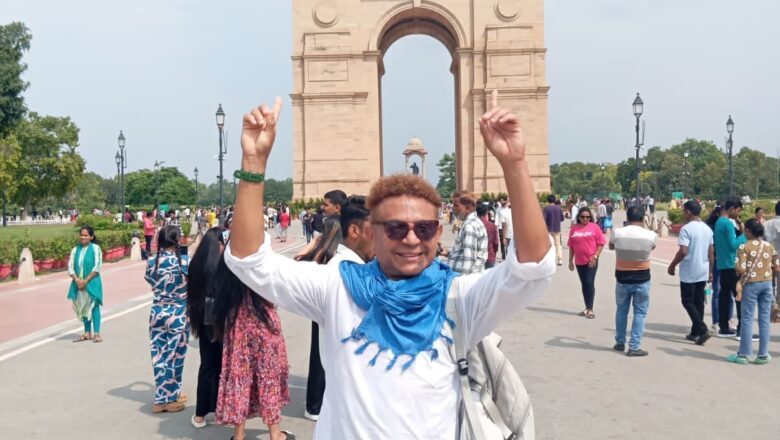 Após missão humanitária em Orissa, Thiago Lisboa mergulha na cultura histórica de Nova Délhi.