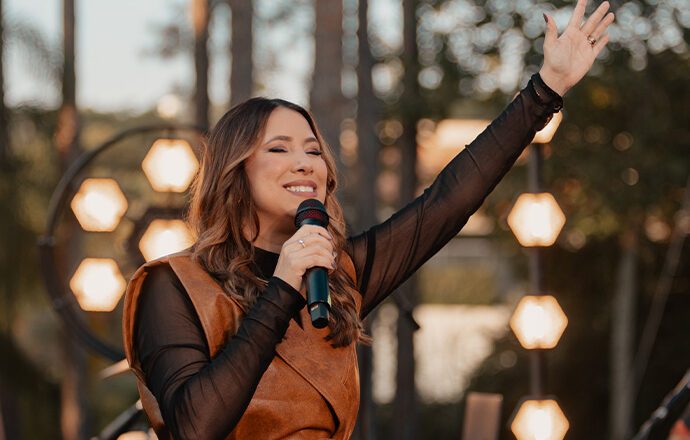 Ana Nóbrega lança a canção “Oh, Vem Me Avivar”